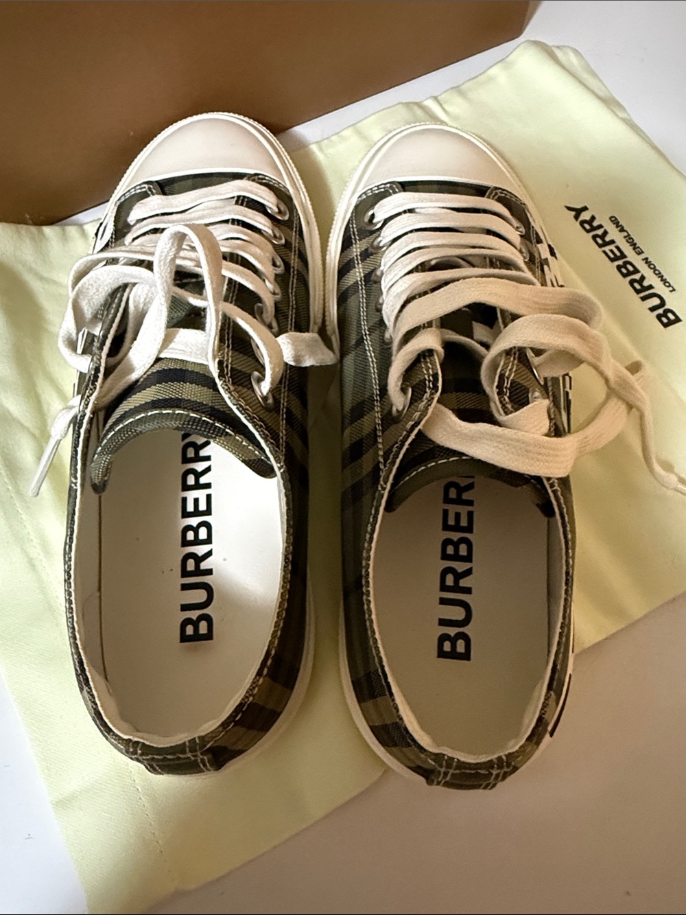 Burberry Green Plaid Low-Top Sneakers with White Soles - Picture 2 of 4